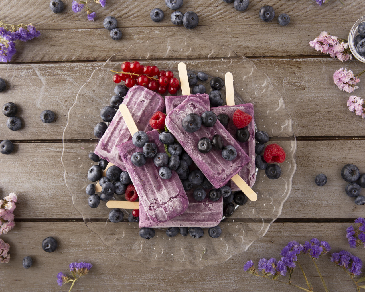 Черничное мороженое с ягодами на тарелке