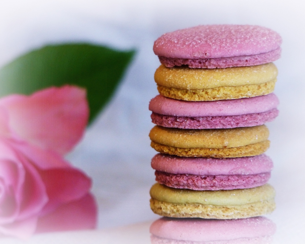 Коричневое и розовое печенье 