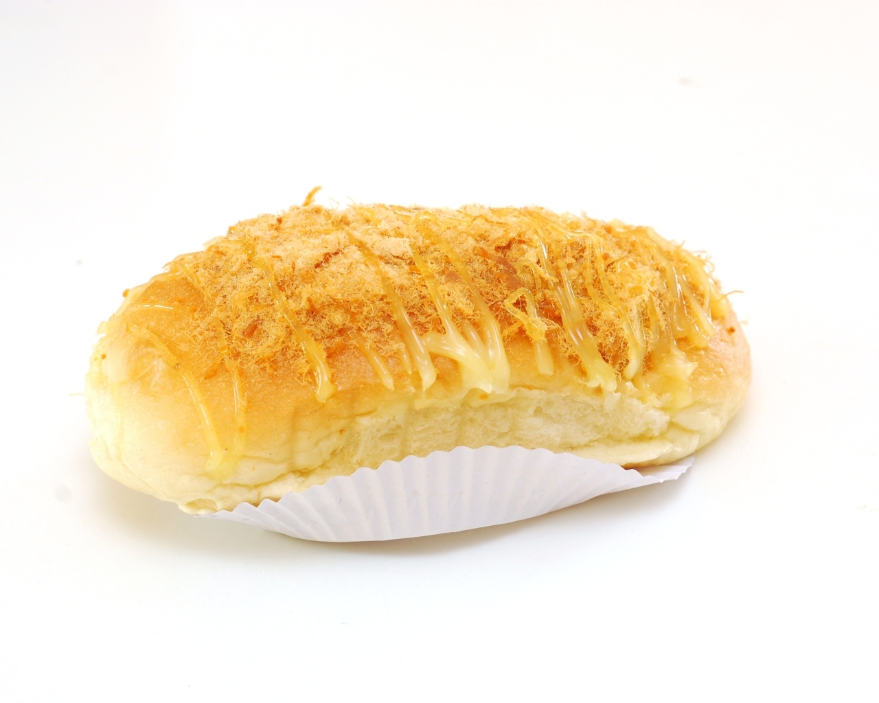 Булочка с кремом на белом фоне