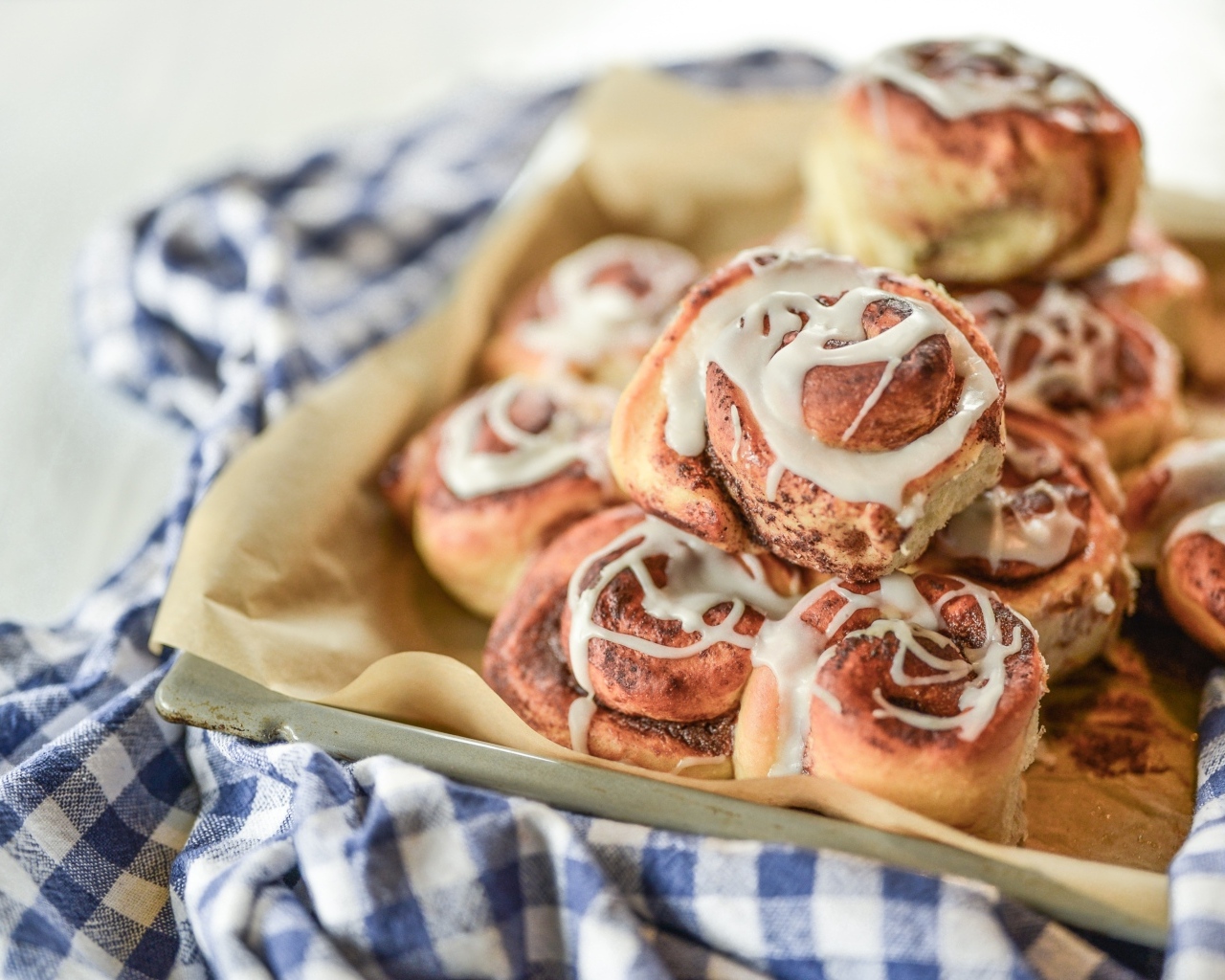 Булочки с кремом на тарелке с полотенцем