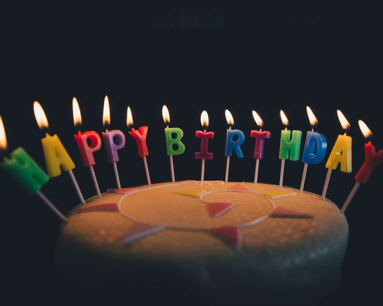 Торт со свечами на день рождения на черном фоне