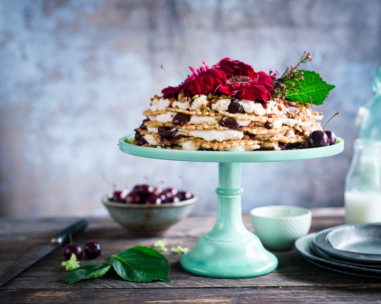 Торт с черешней и цветами герберы на столе