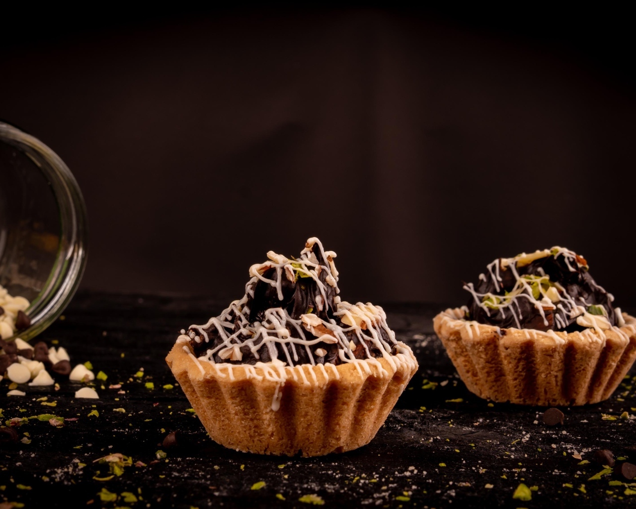 Пирожное с кремом и орехами на столе 