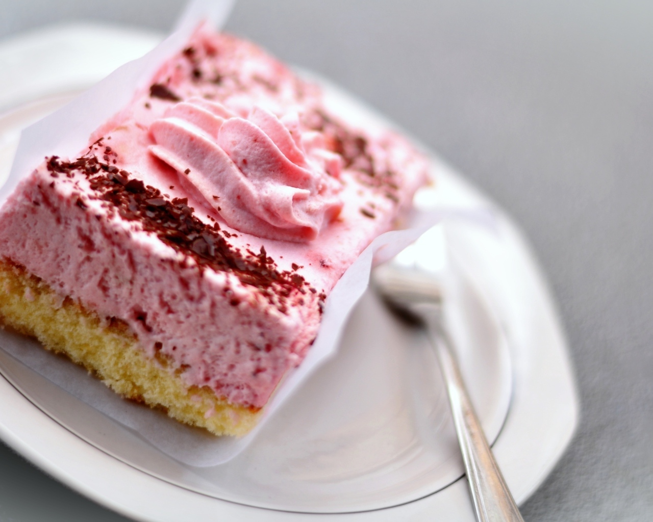 Торт с розовым клубничным муссом