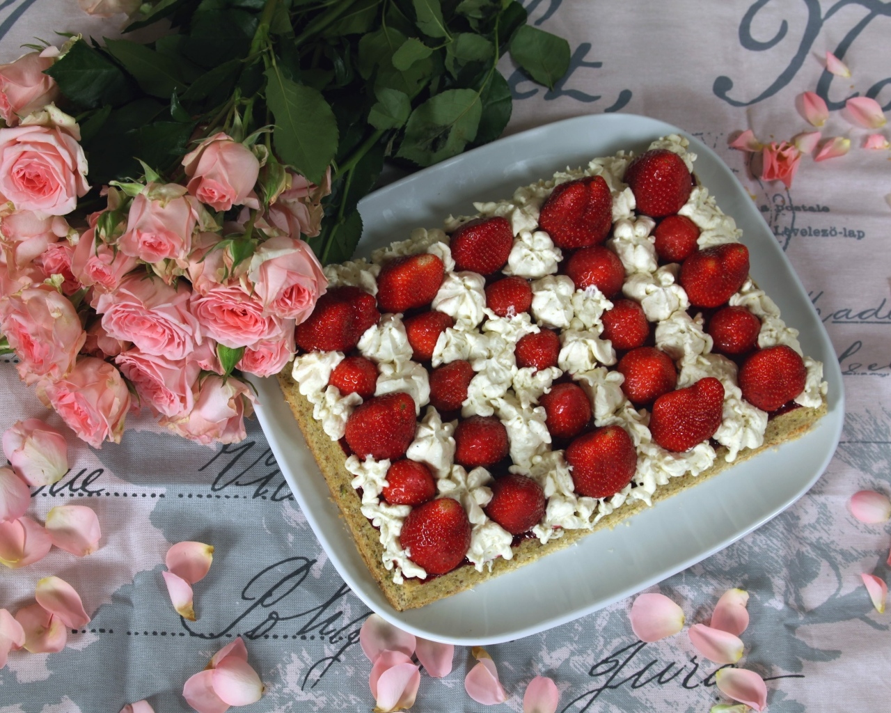 Торт с клубникой и букетом розовых роз