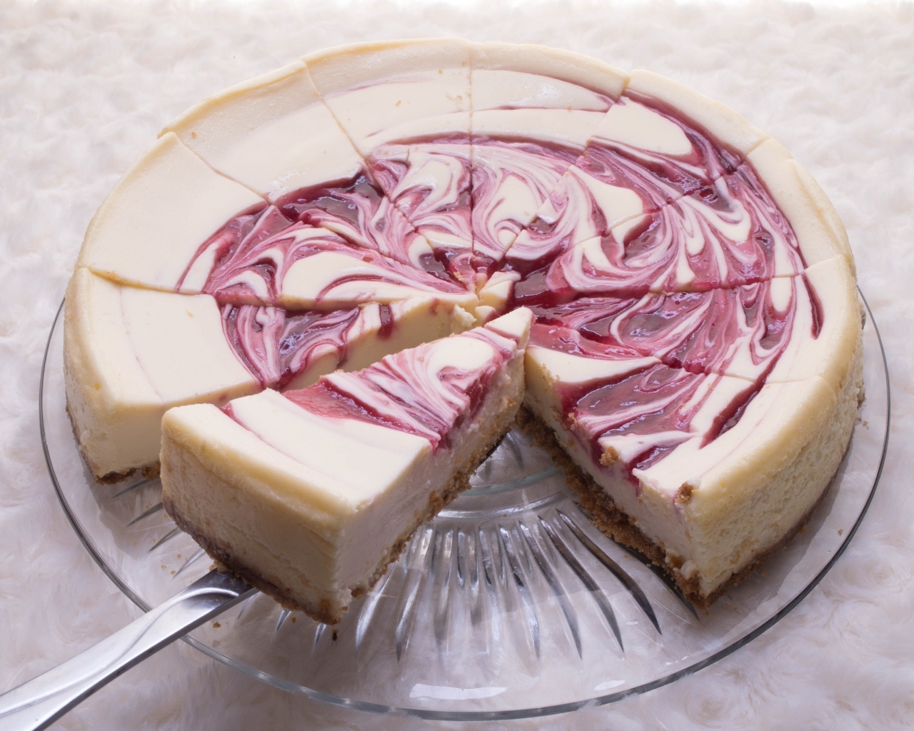 Пирог чизкейк нарезан кусками