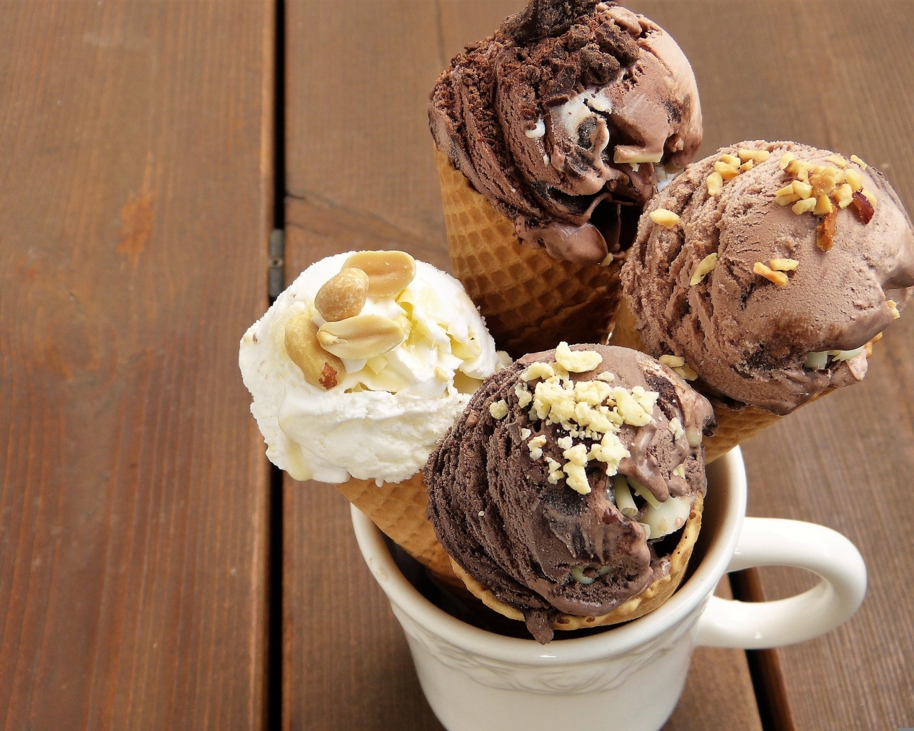 Шоколадное и сливочное мороженое в чашке на столе
