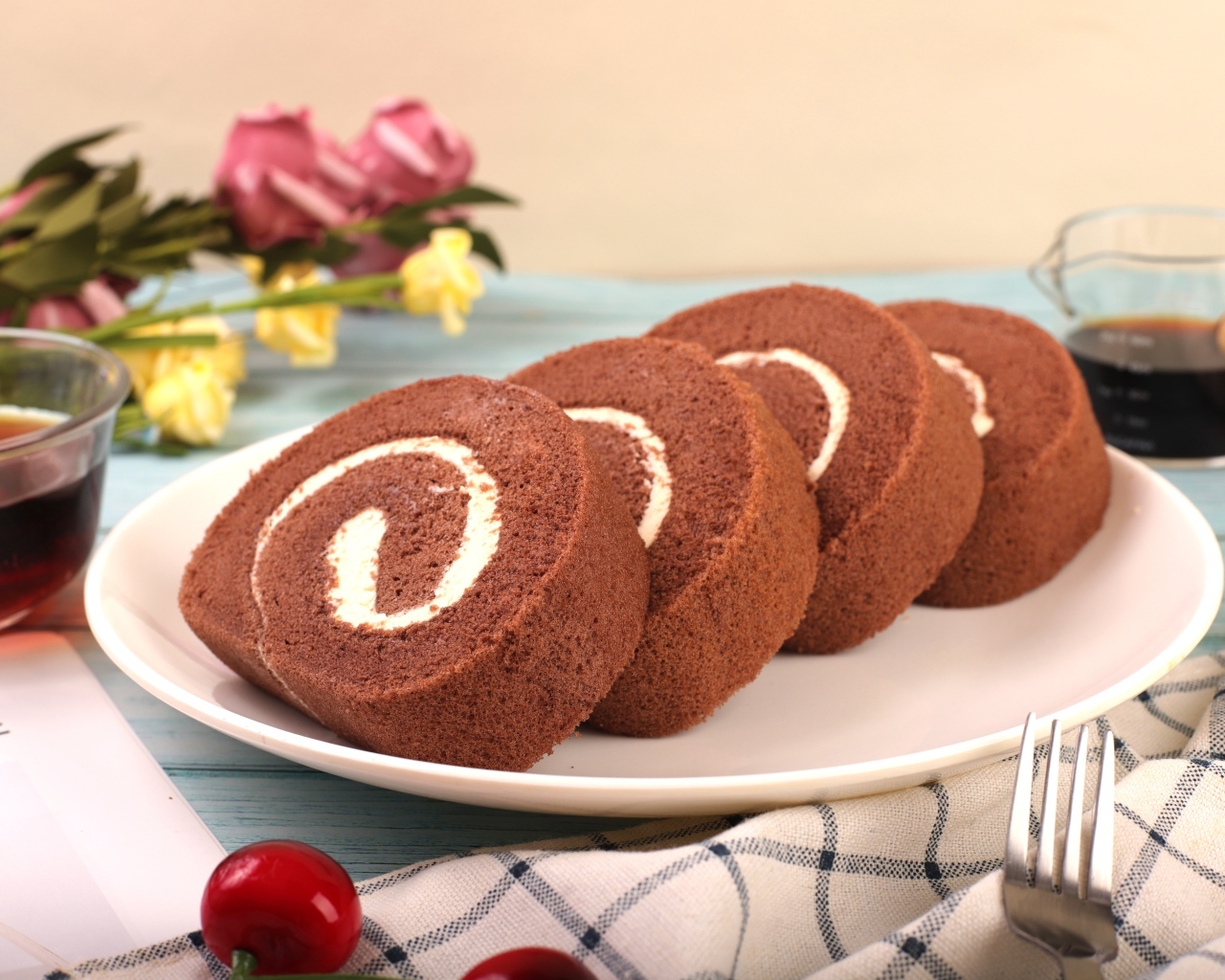 Шоколадный бисквитный рулет с кремом на тарелке