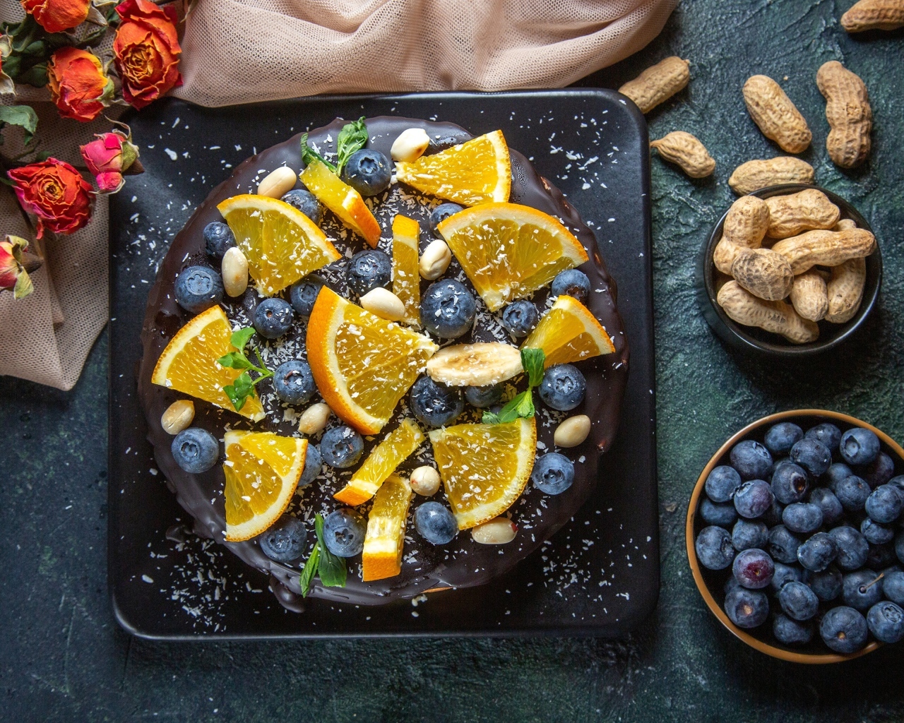 Шоколадный торт с ягодами черники и апельсинами 