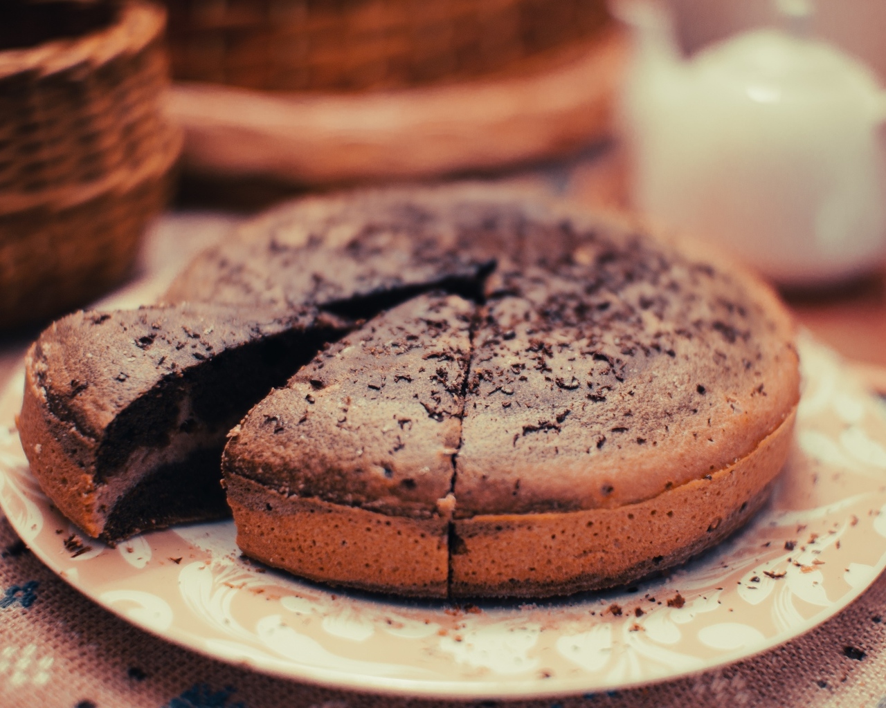 Шоколадный пирог  с кремом на тарелке