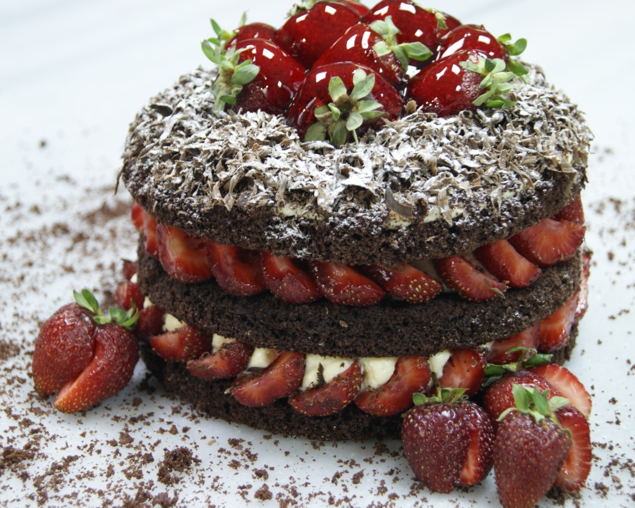 Шоколадный торт с ягодами клубники