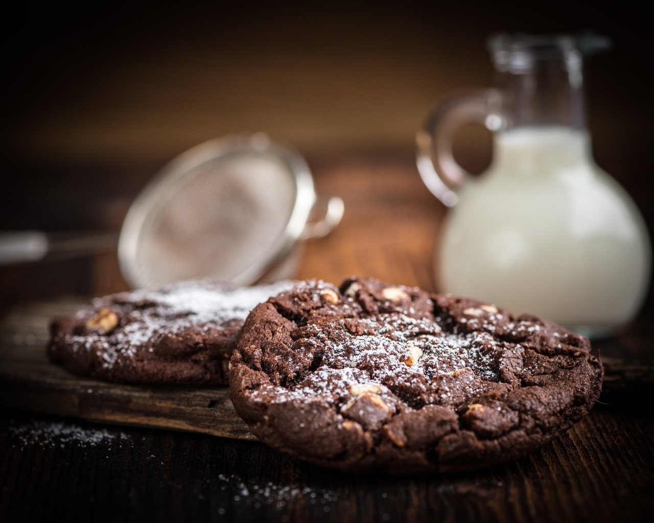 Шоколадное печенье на столе с молоком