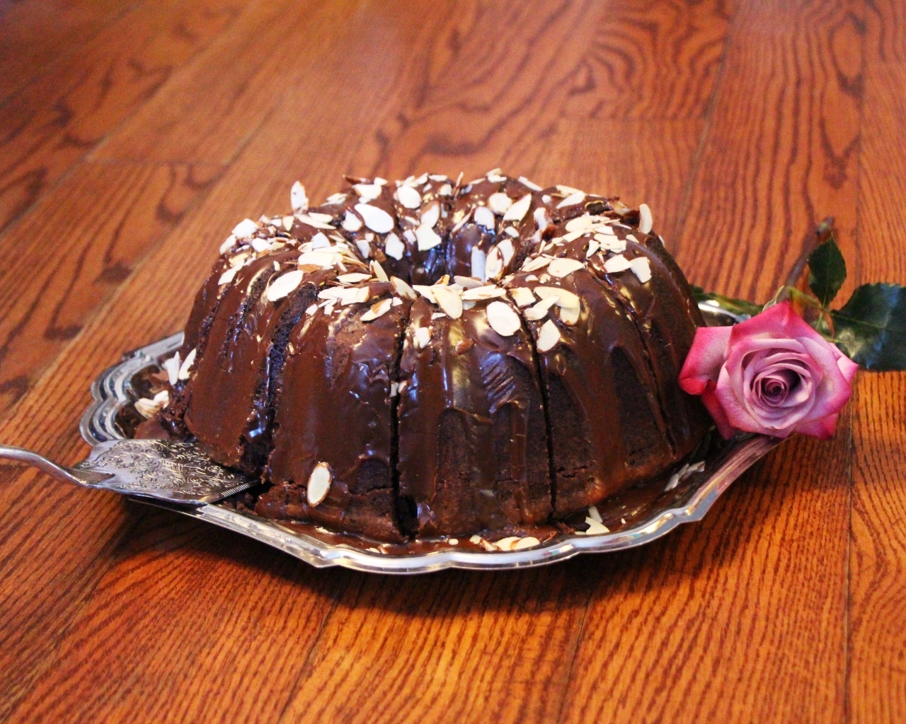 Шоколадный крем с розовой розой