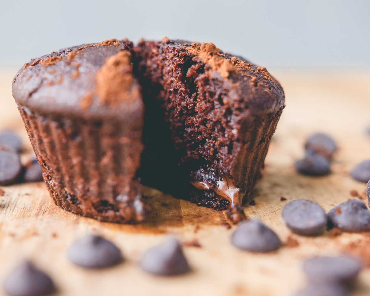 Шоколадный кекс на столе 