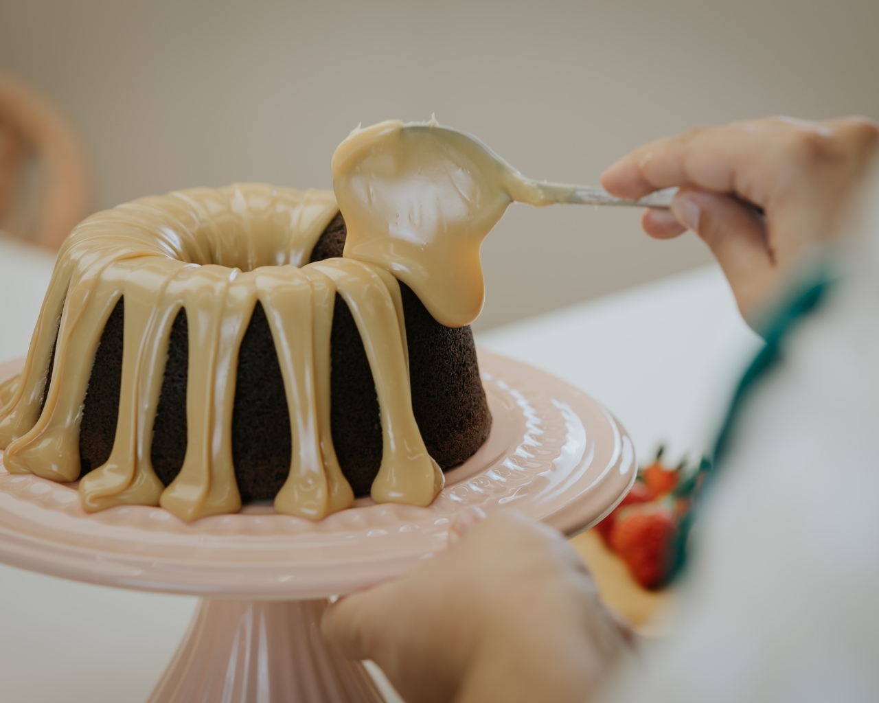 Шоколадный кекс с кремом на тарелке