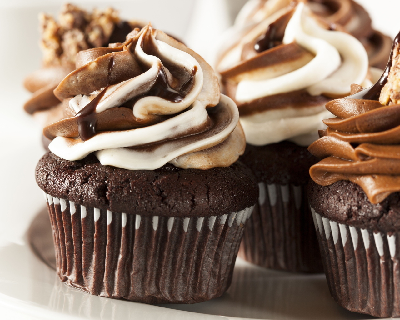 Шоколадные кексы  с кремом крупным планом