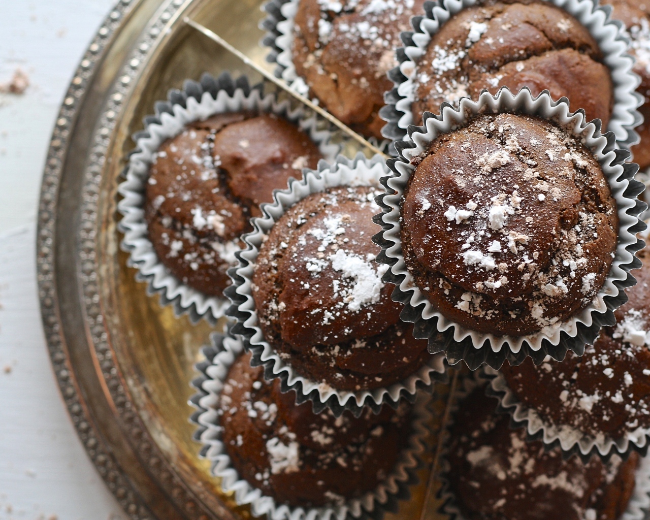 Шоколадные кексы с сахарной пудрой