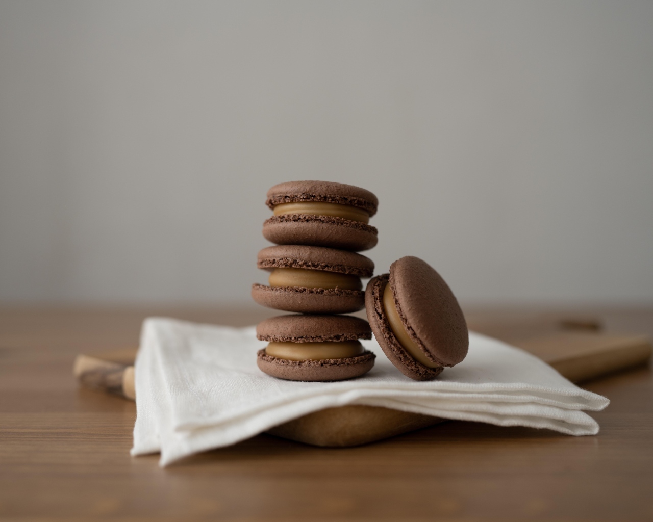 Шоколадный десерт макаронс на столе с салфеткой