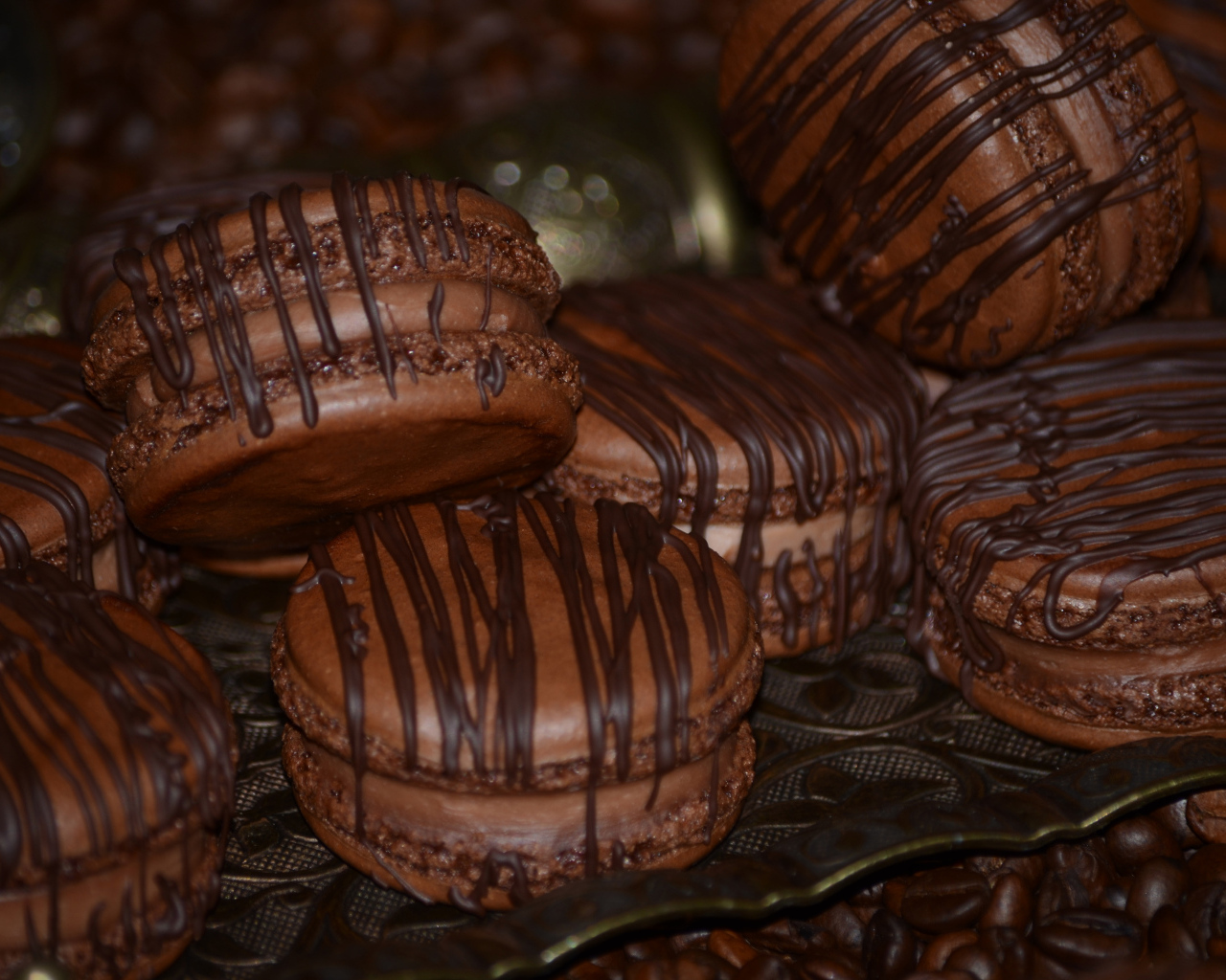 Шоколадное печенье макарон на столе