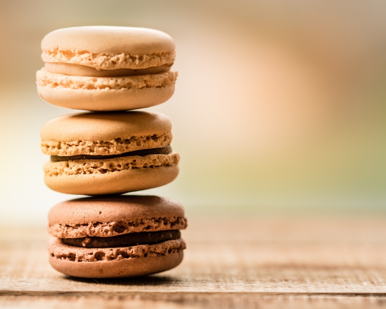 Шоколадное печенье макарун на столе