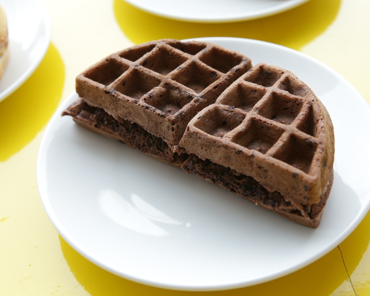 Шоколадные вафли на белой тарелке