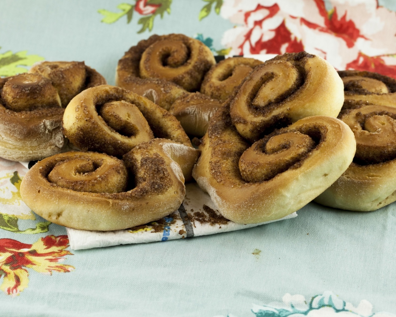 Сладкие рулеты с корицей