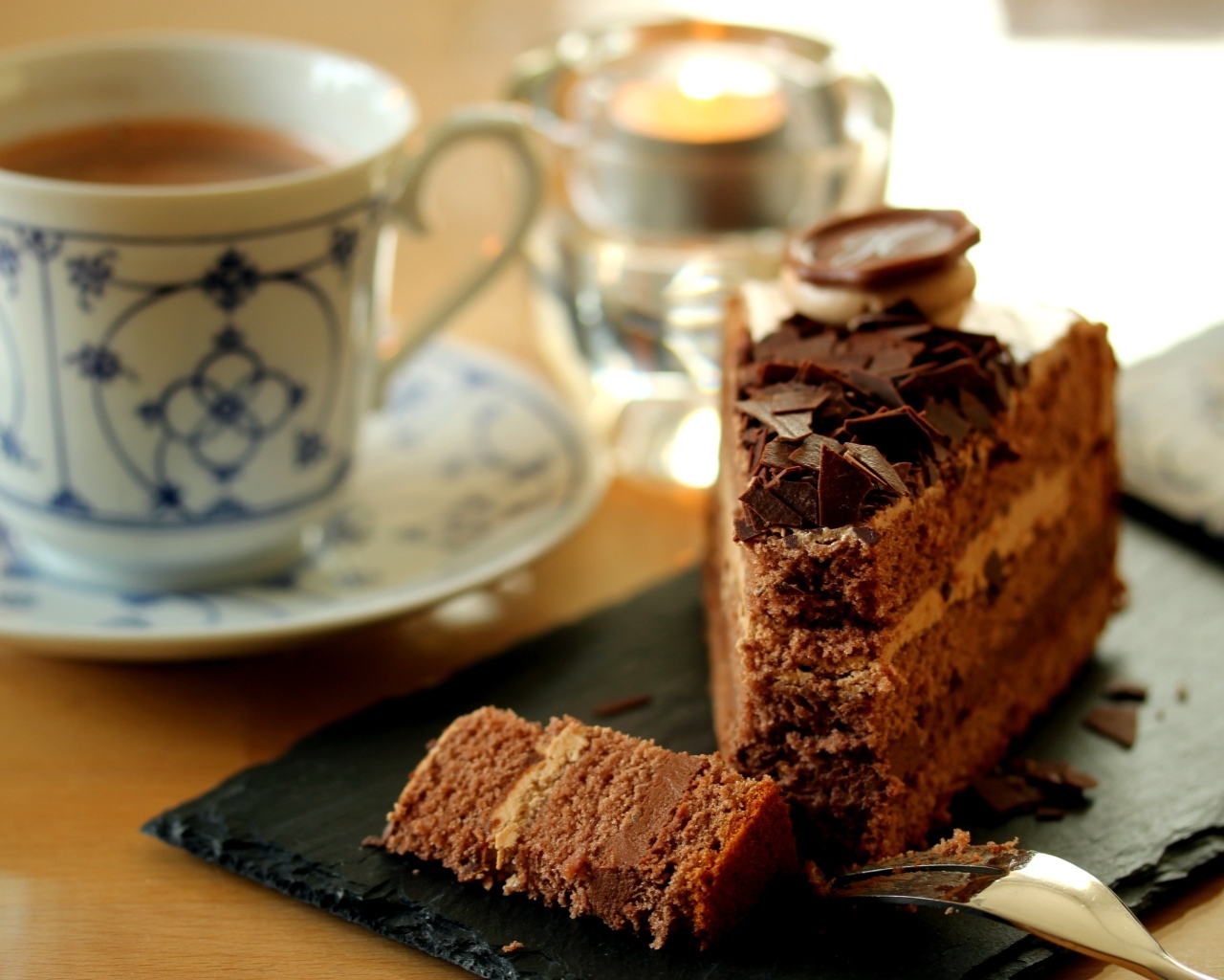 Кофе и кусок торта на столе