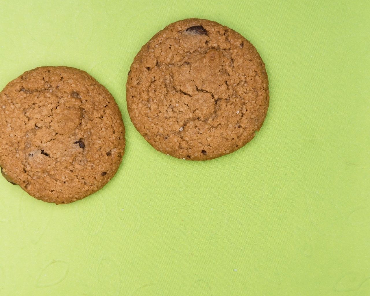 Печенье на зеленом фоне