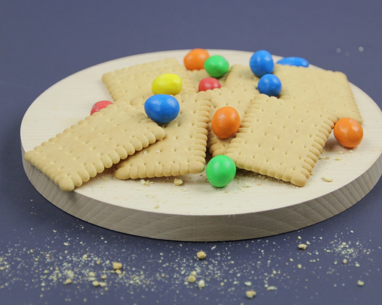 Печенье с разноцветными конфетами на сером фоне