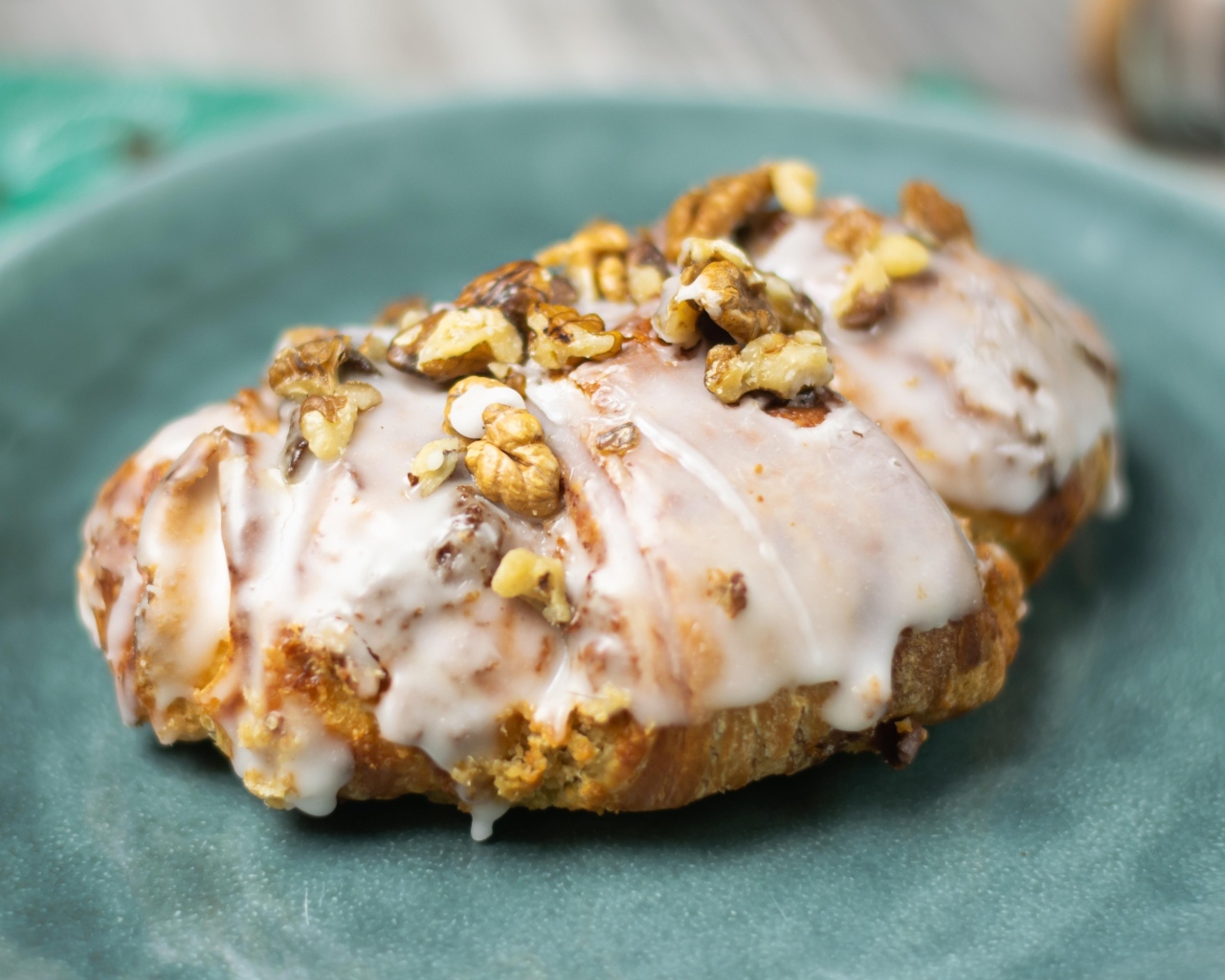 Круассан в глазури с орехами