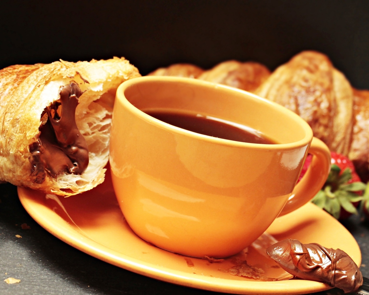 Чашка кофе на тарелке с круассанами