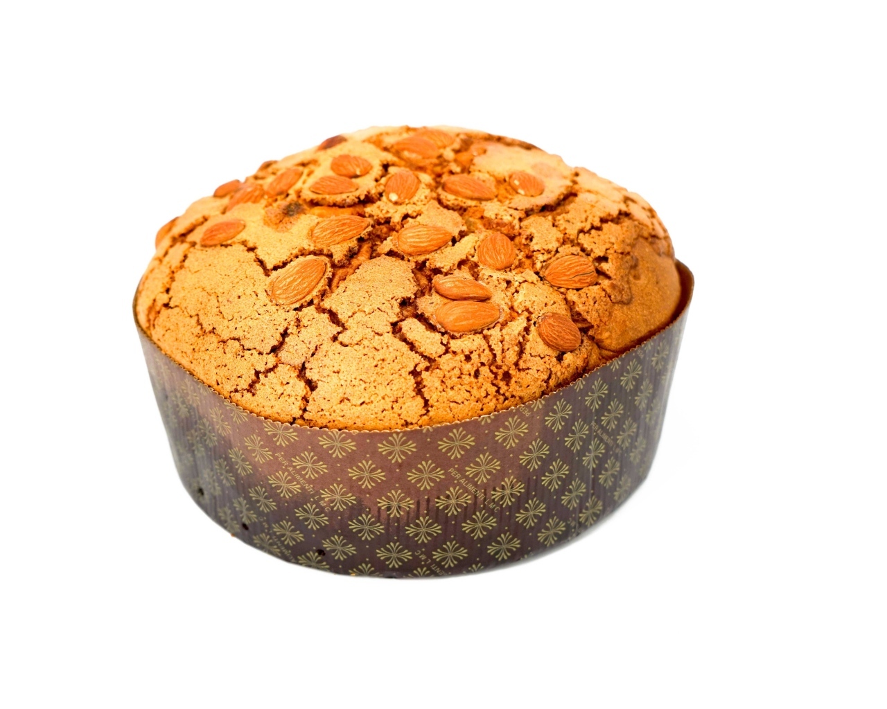 Кекс с миндальными орехами на белом фоне