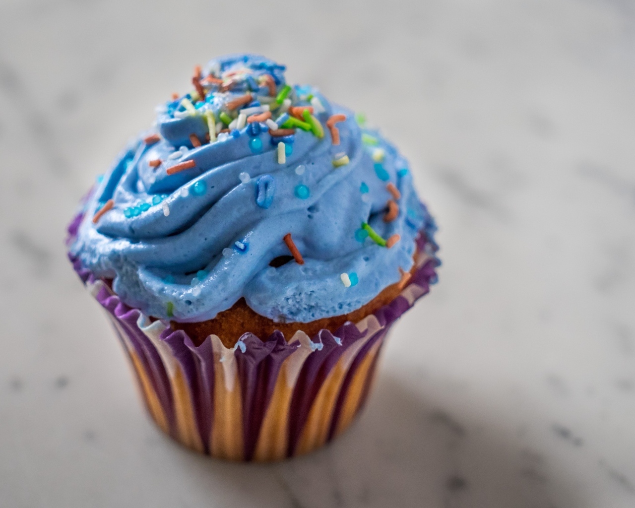 Капкейк с голубым кремом крупным планом