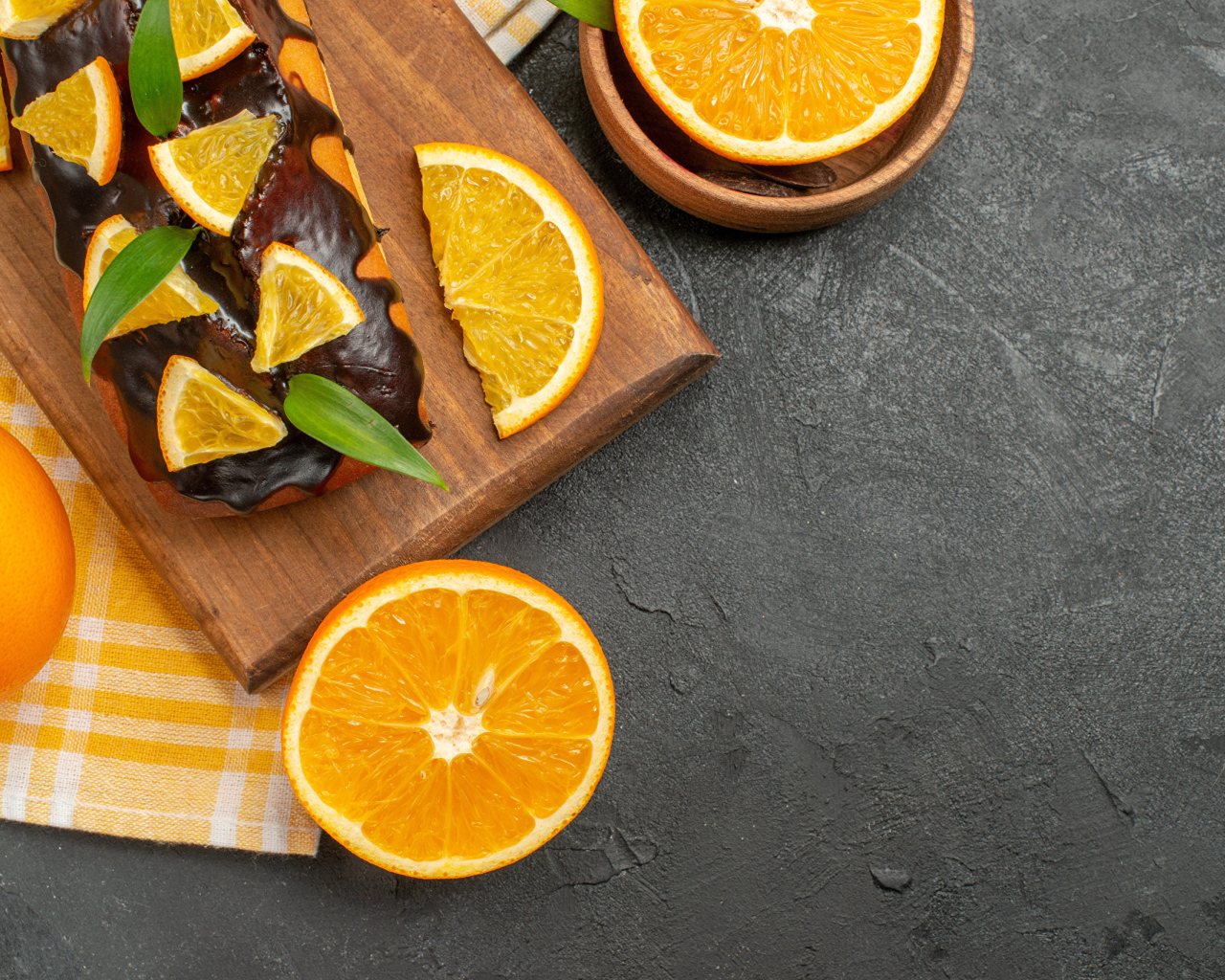 Кекс с шоколадом и апельсинами на доске