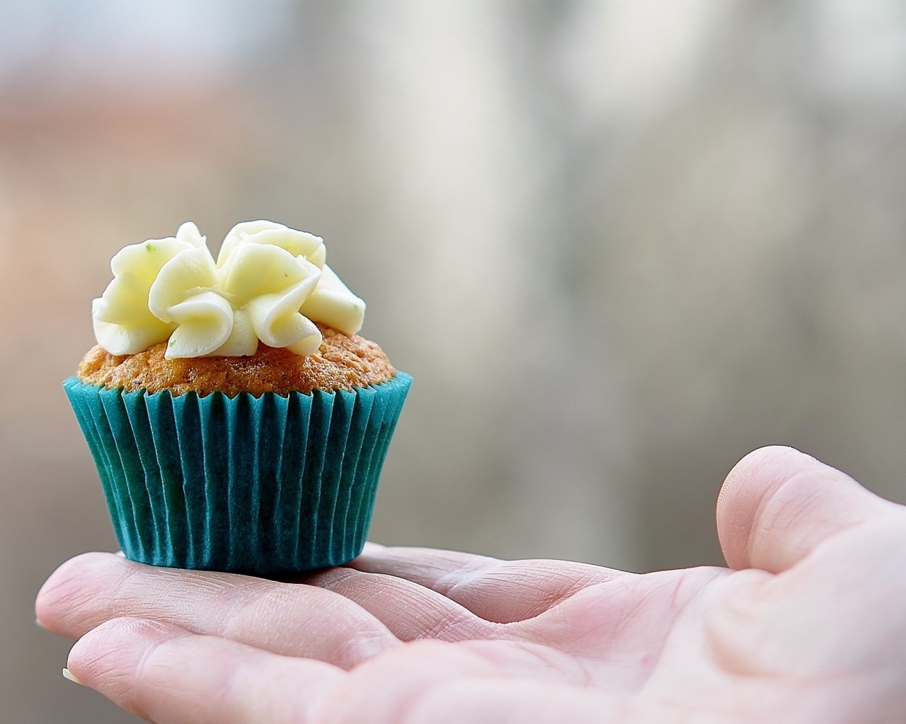 Капкейк с кремом на ладони
