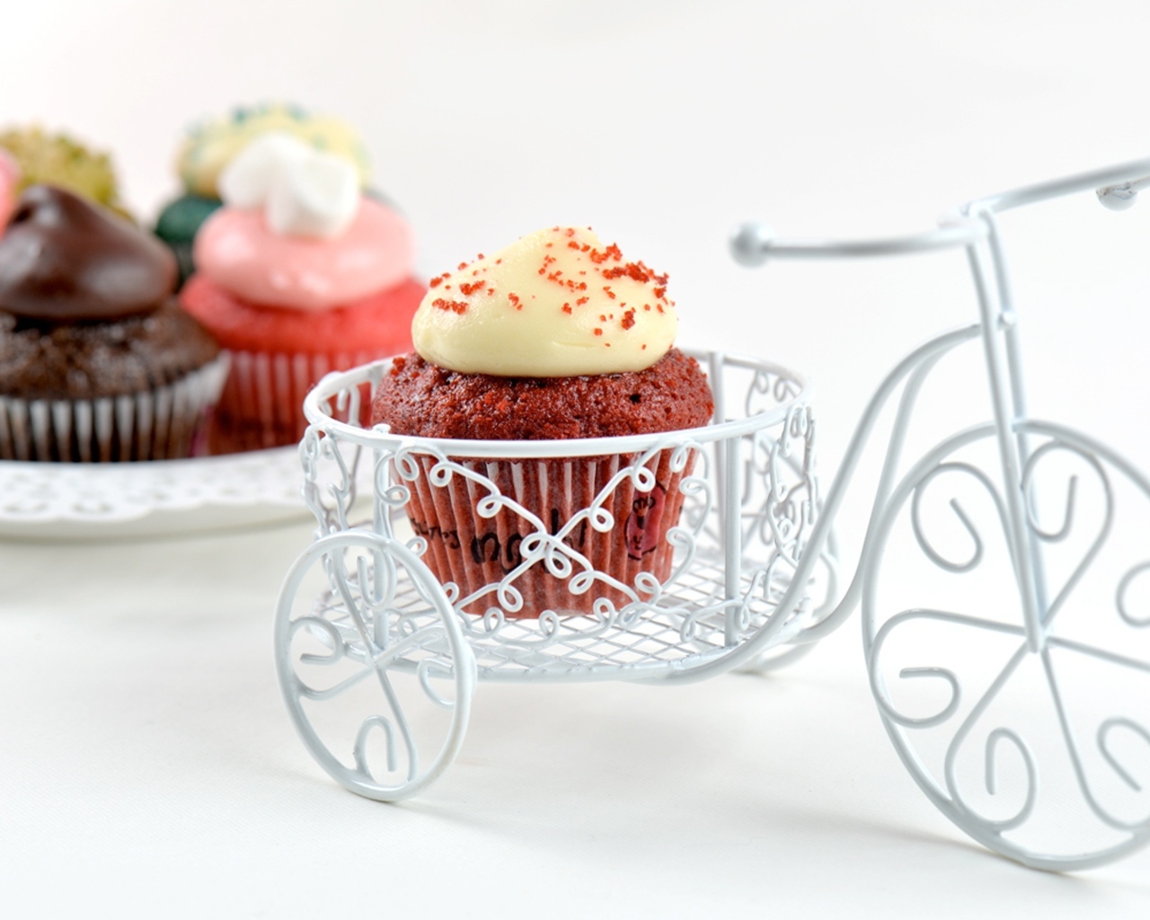 Кекс с кремом с игрушечным велосипедом