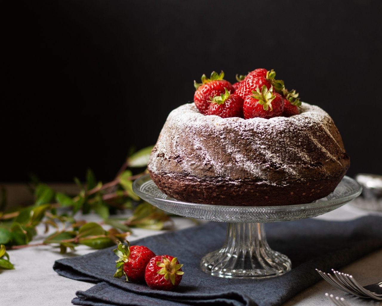 Кекс с сахарной пудрой и ягодами клубники 