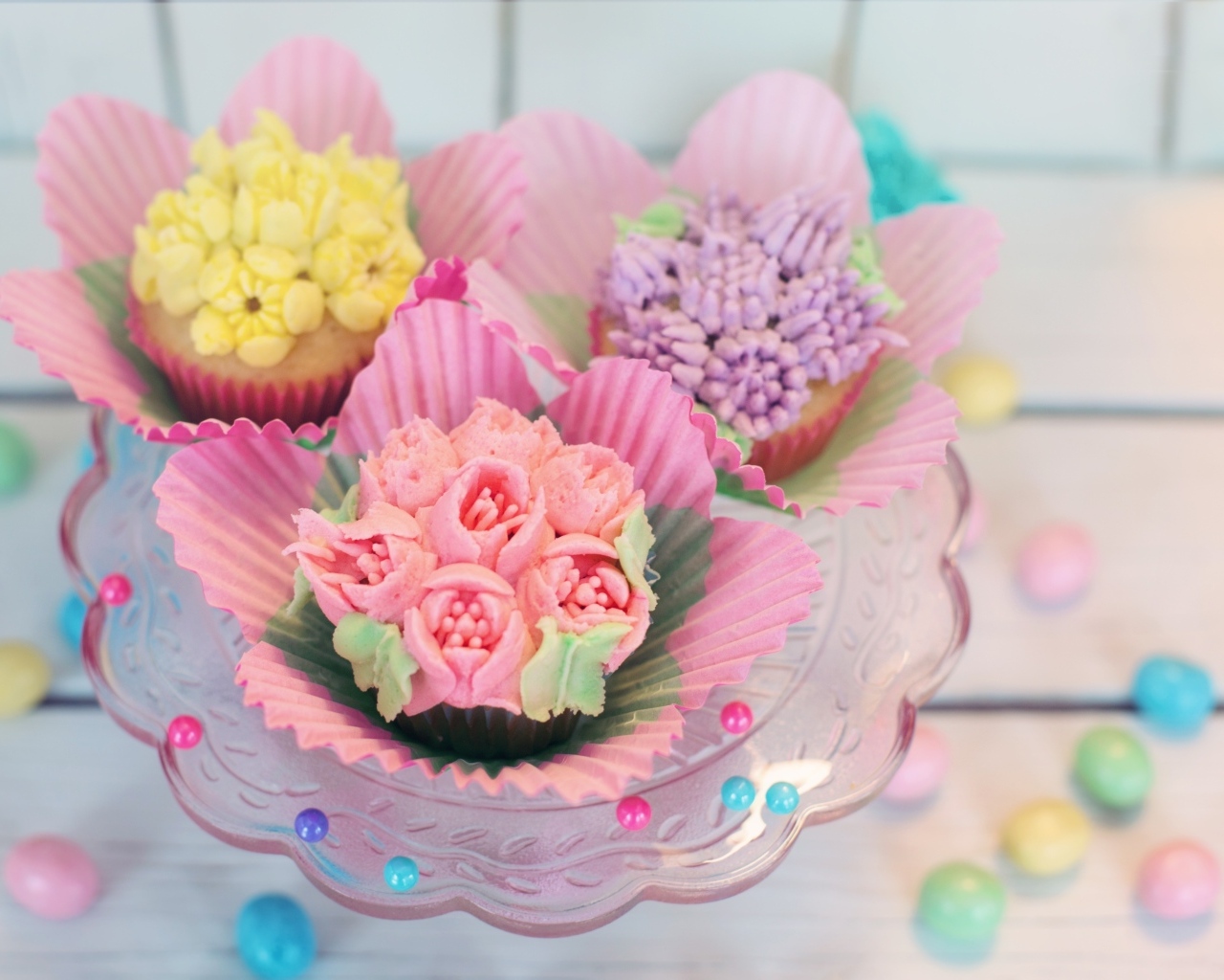 Капкейки украшены цветами из крема