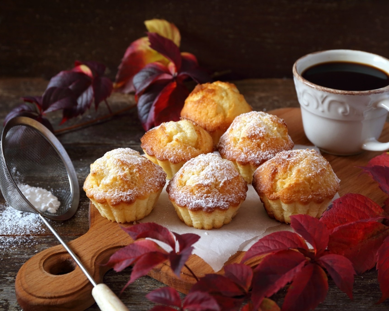 Кексы на столе с кофе и листьями