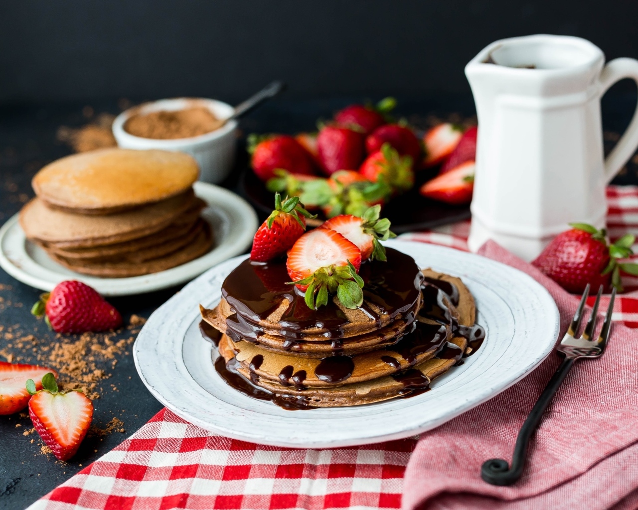 Капкейки с шоколадным топпингом и ягодами клубники