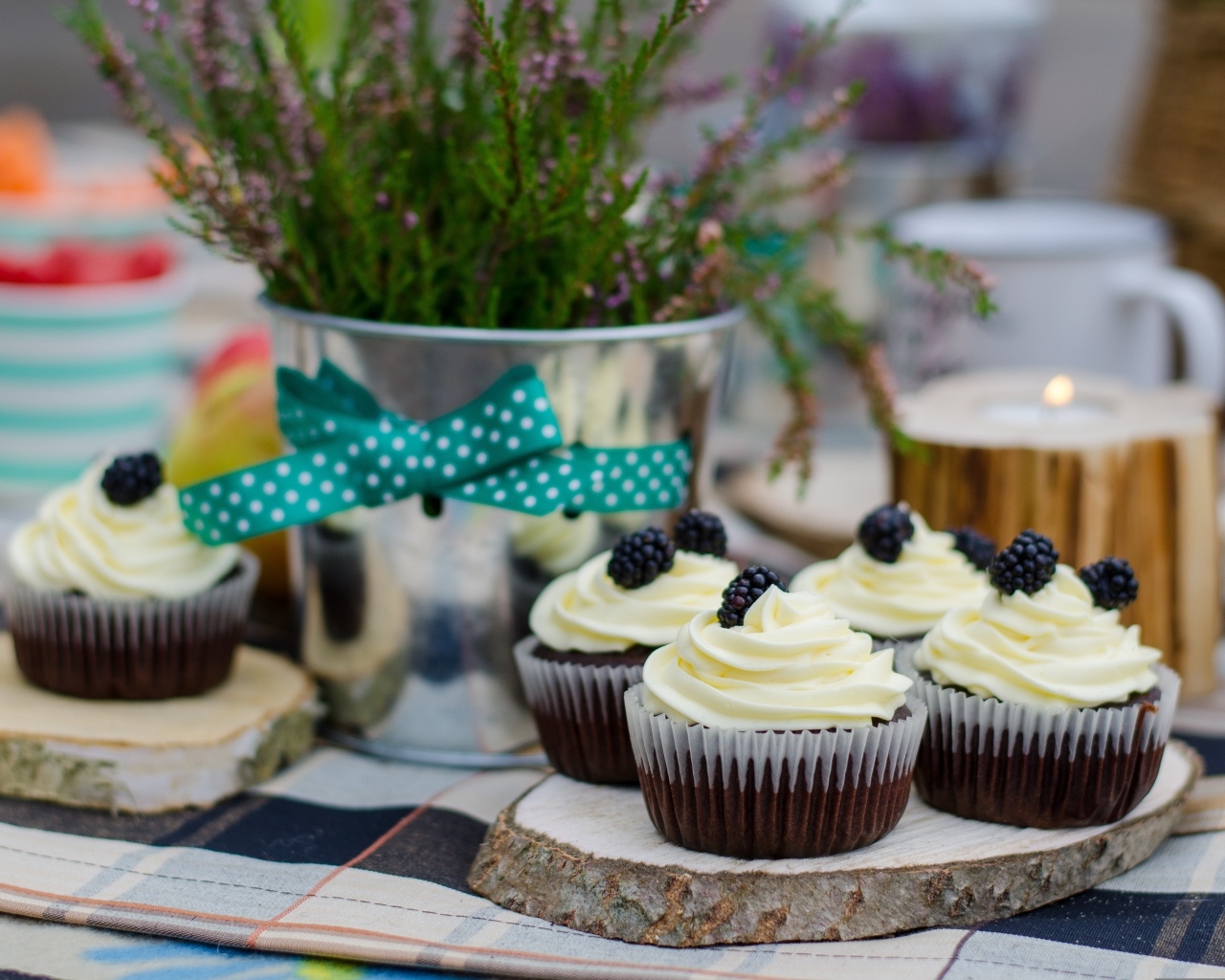 Капкейки с кремом и ягодами ежевики