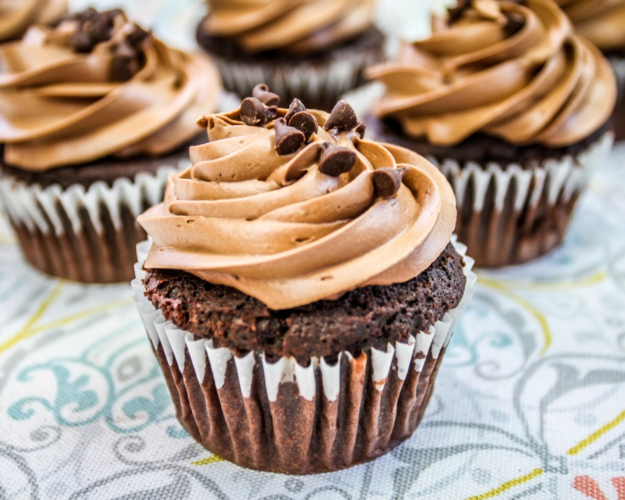 Капкейки с кремом и шоколадной крошкой