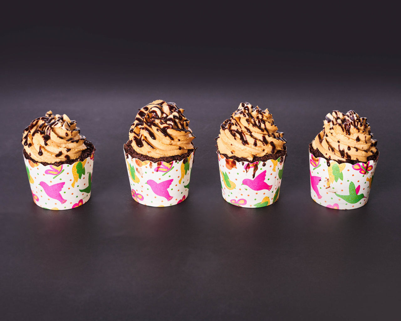 Кексы с кремом на сером столе