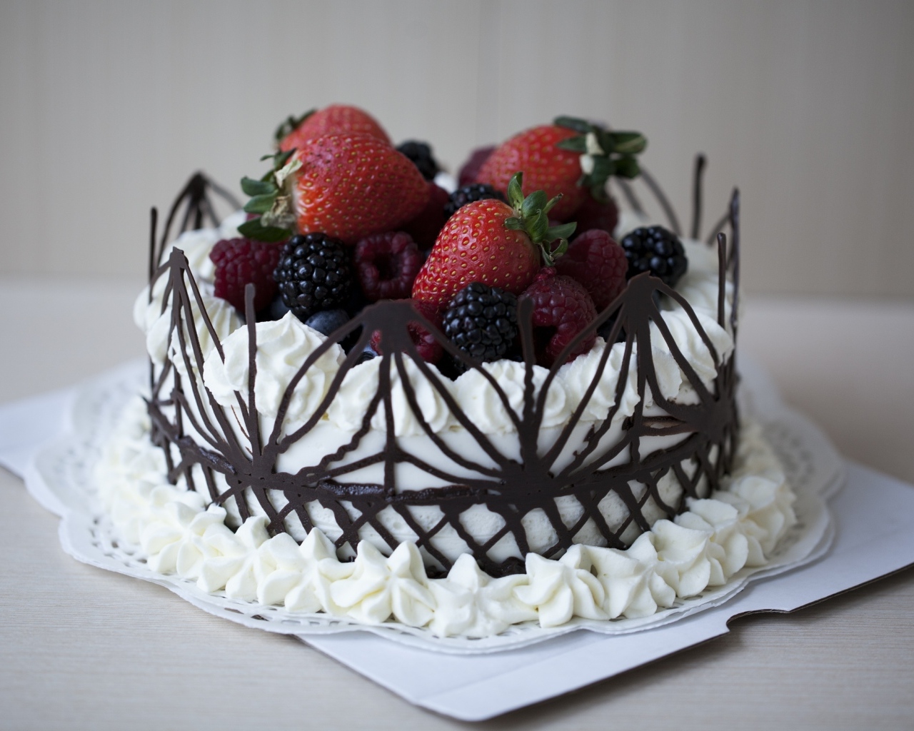Вкусный торт с шоколадом и свежими ягодами