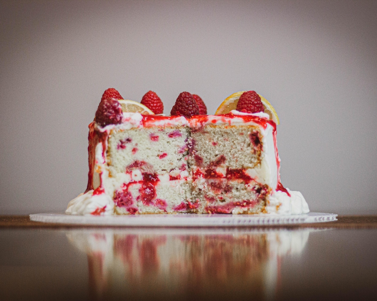 Вкусный торт с ягодами малины и лимоном