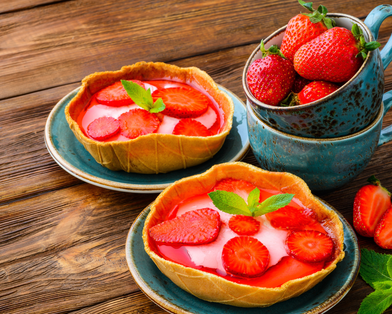 Вкусные пирожные с ягодами клубники на тарелке