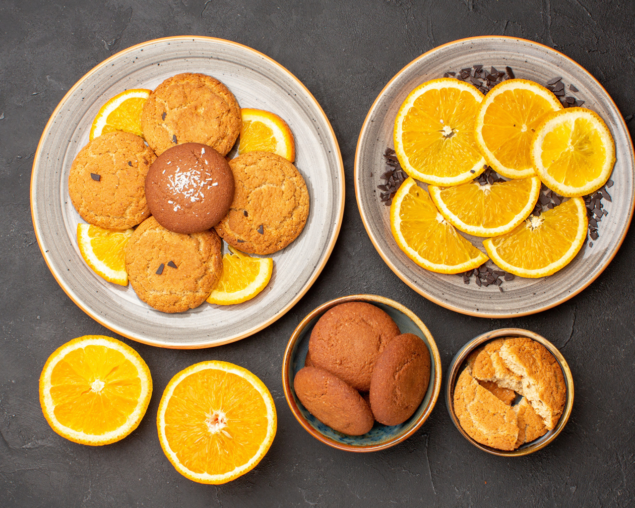 Вкусное печенье на тарелке с апельсинами