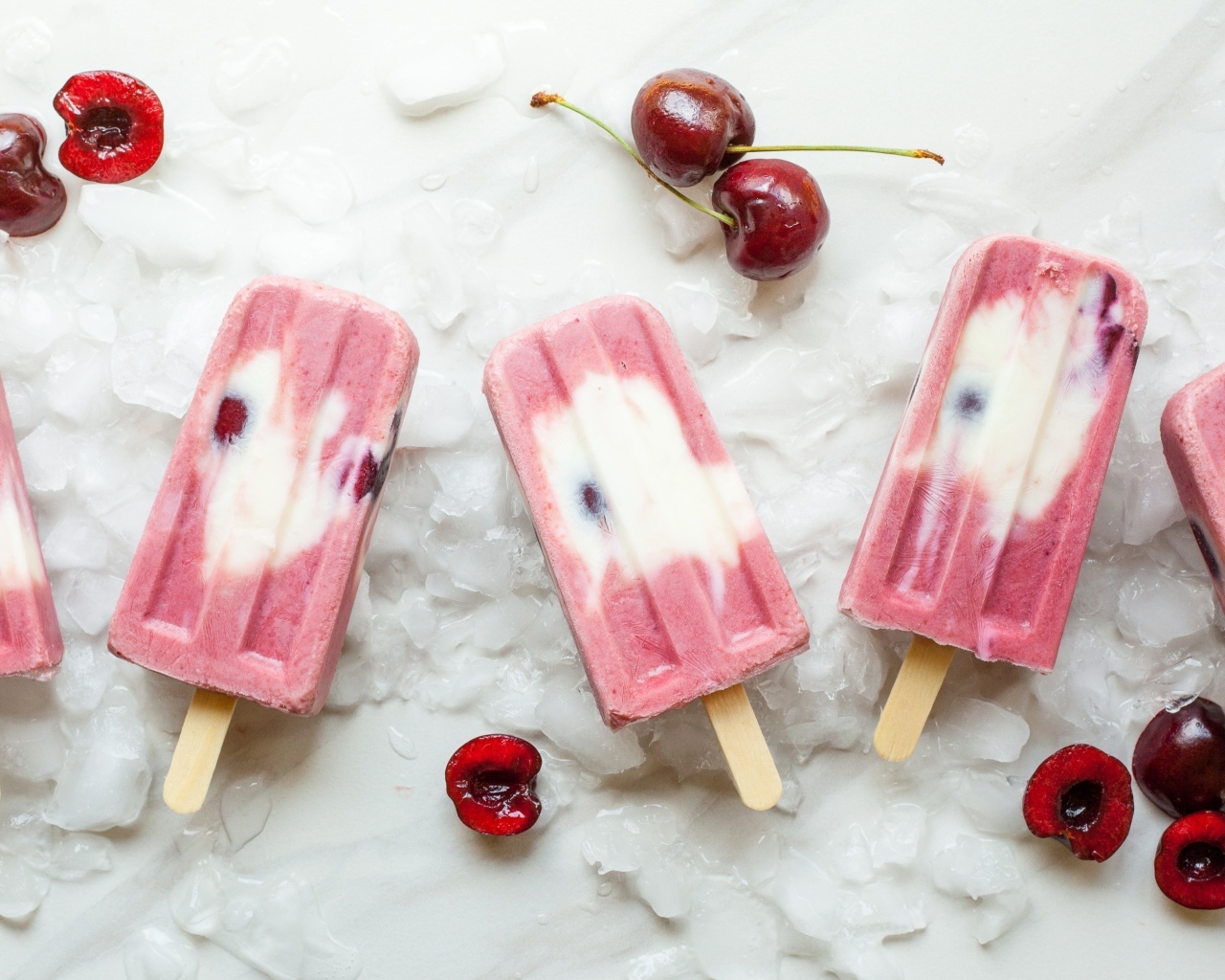 Вкусное мороженое на палочке с ягодами черешни