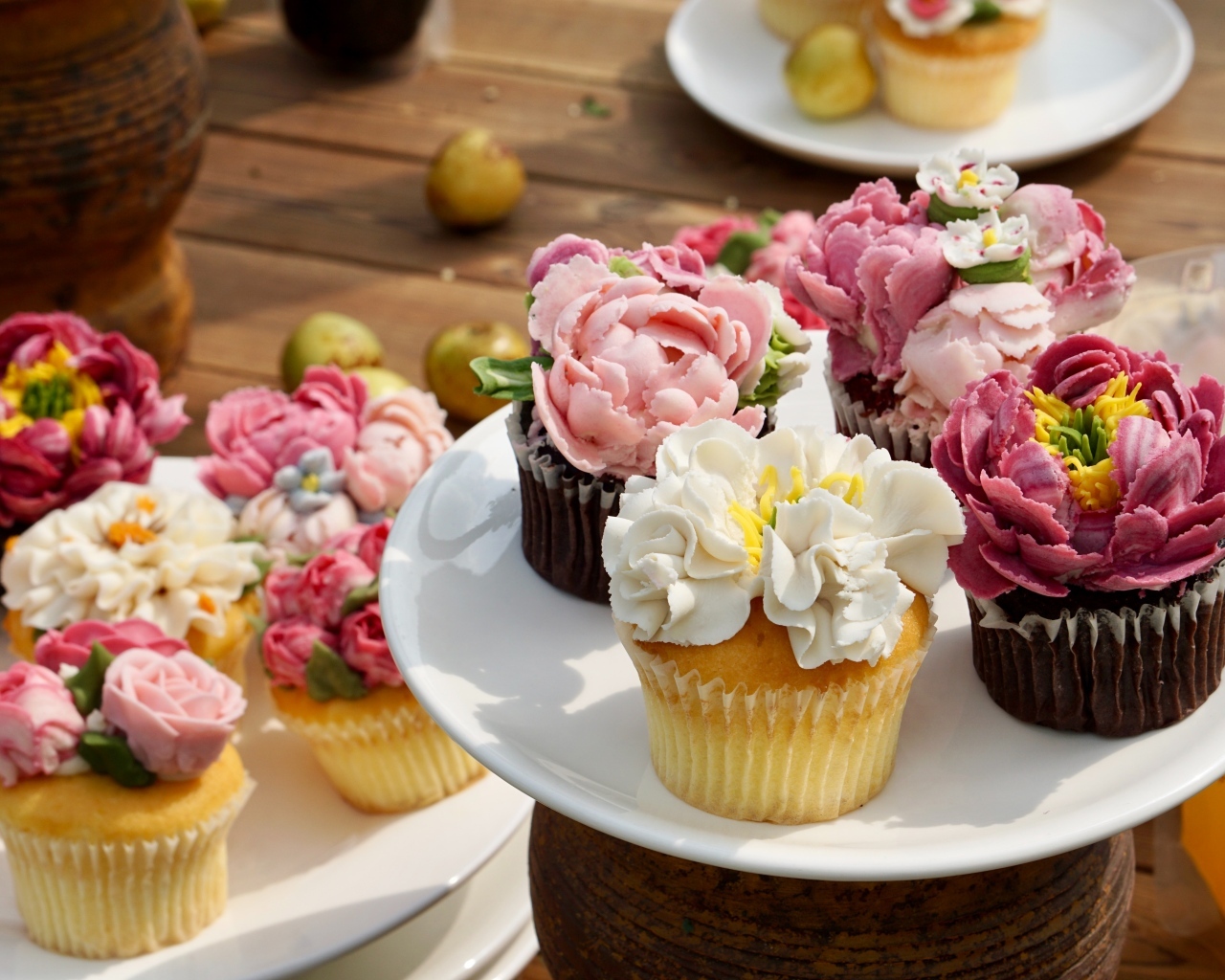 Аппетитные маффины с кремовыми цветами