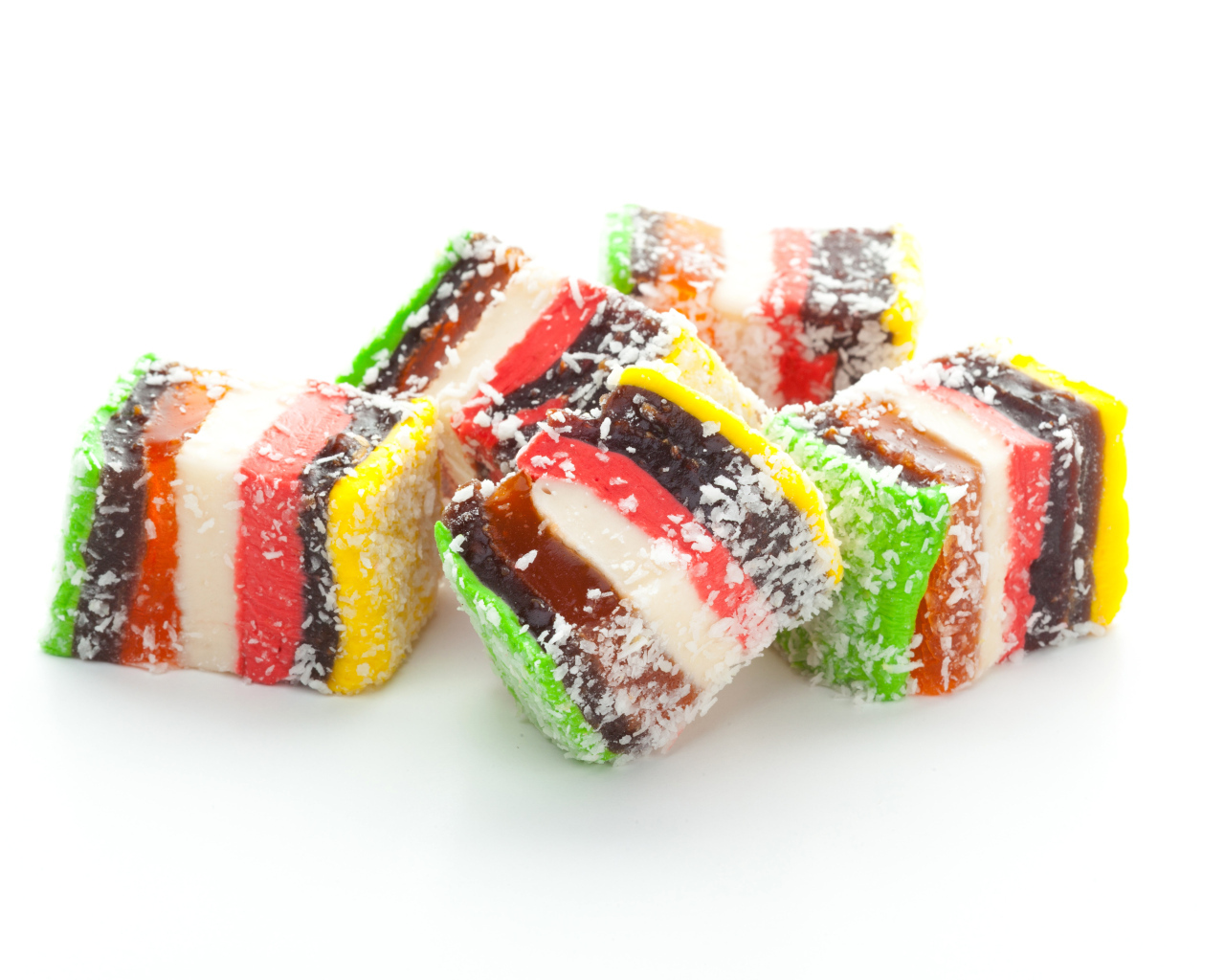 Вкусная восточная сладость рахат лукум на белом фоне